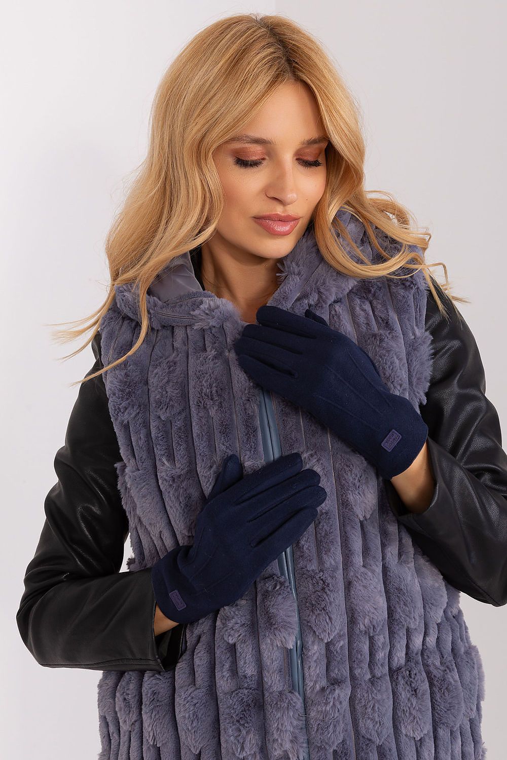  Gloves model 190802 AT 