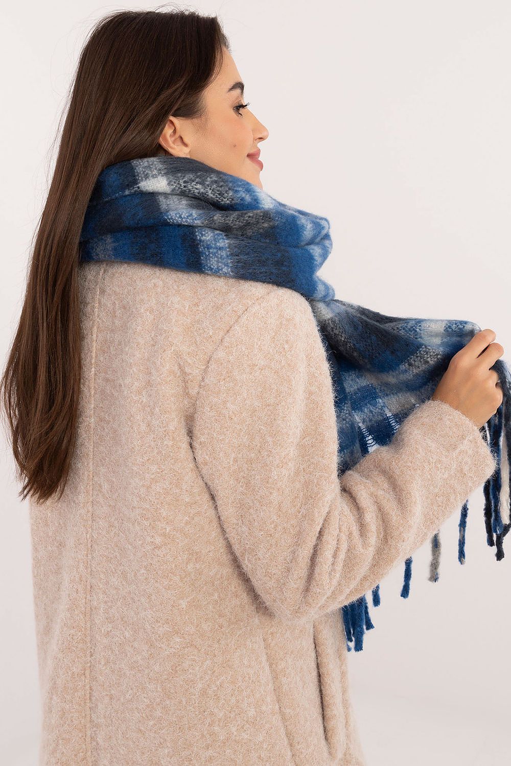  Shawl model 203172 AT 